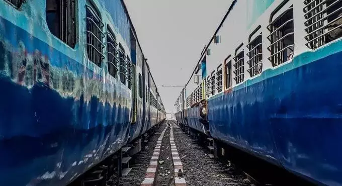 ट्रेन में कन्फर्म टिकट नहीं, बसें फुल ट्रेन में कन्फर्म टिकट नहीं, बसें फुल