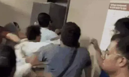 मेरठ मेडिकल कॉलेज में डॉक्टरों ने तीमारदारों से की मारपीट, वीडियो वायरल