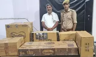 प्रतिबंधित पटाखों के साथ एक गिरफ्तार