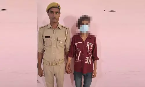 चैटिंग ऐप से नाबालिग से की दोस्ती, वीडियो-फोटो बनाकर कर रहा था ब्लैकमेल, गुजरात से गिरफ्तार