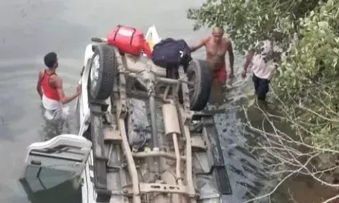 देवघर में कैनाल में गिरी तेज रफ्तार बोलेरो, एक ही परिवार के पांच की मौत