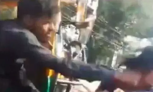 ऑटो ड्राइवर ने बुजुर्ग महिला की बेरहमी से पिटाई की