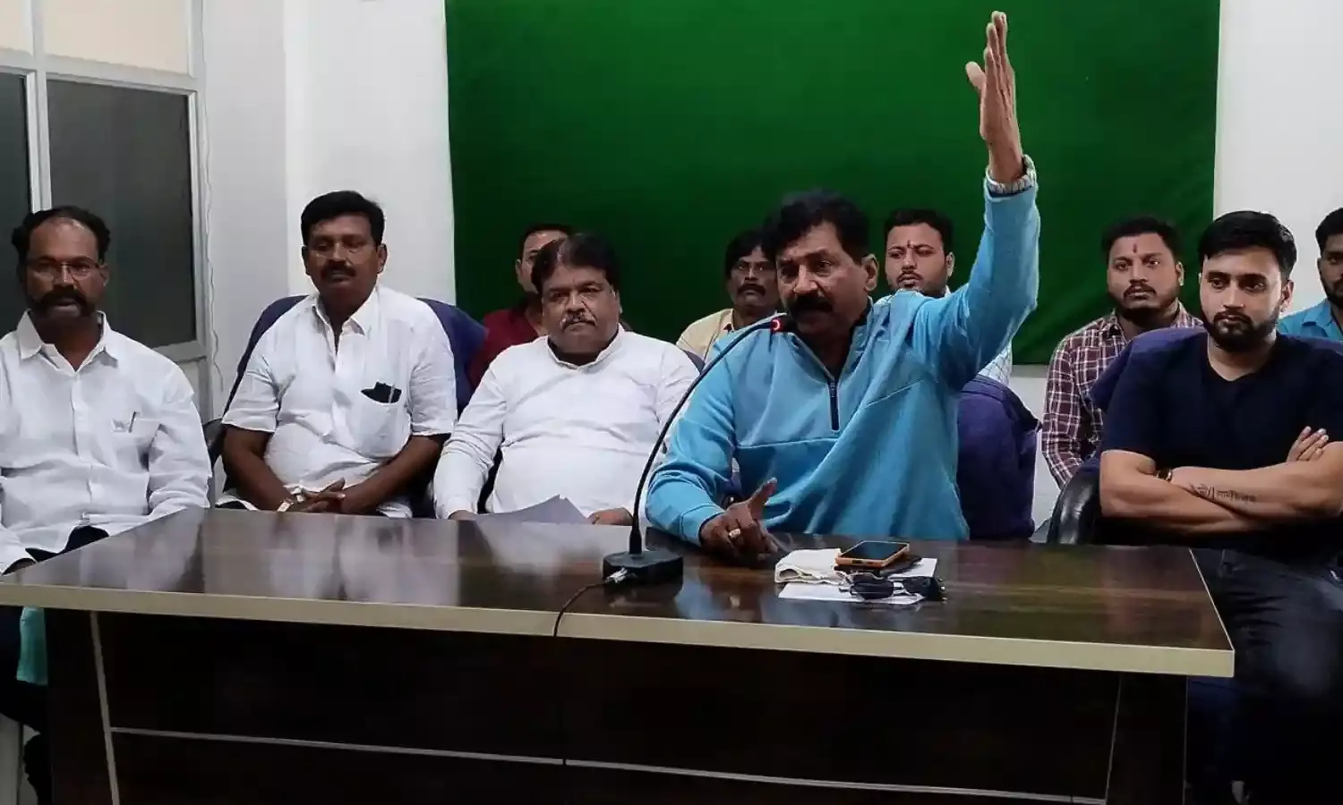 आबकारी विभाग लेता है पैसे, पुलिस नहीं करती कार्रवाई