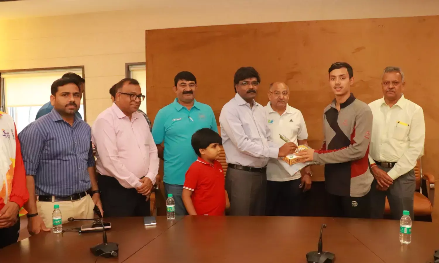 रबीन्द्रनाथ टैगोर विश्वविद्यालय के खिलाड़ियों का दल नेशनल गेम्स 2023 गोवा के लिए रवाना हुआ