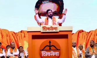 शिंदे ने मराठाओं को न्याय और आरक्षण देने के लिए छत्रपति के सामने सिर झुकाया और प्रण किया शिंदे ने मराठाओं को न्याय और आरक्षण देने के लिए छत्रपति के सामने सिर झुकाया और प्रण किया