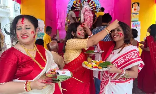 विजयदशमी पर बंगाल में महिलाओं ने देवी दुर्गा को विदाई दी