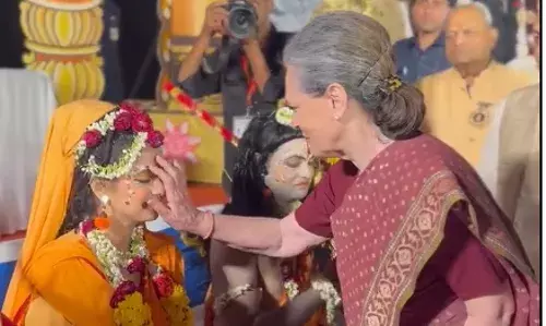 सोनिया गांधी ने लालकिला मैदान में हुए दशहरा समारोह में भाग लिया