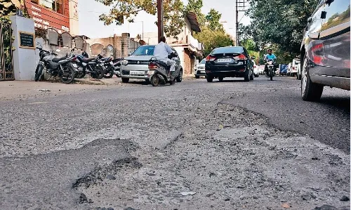 शहर की प्राइम लाेकेशन बराट रोड के हाल बेहाल, सुबह से रात तक रहता है ट्रैफिक का दबाव