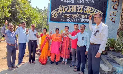 आश्रमशाला के कर्मचारियों ने प्रकल्प अधिकारी के विरोध में किया आंदोलन