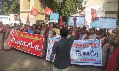 आशा वर्कर और गटप्रवर्तकों का जिला परिषद पर मोर्चा