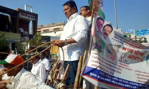 वडेट्टीवार ने बैलगाड़ी चलाकर मोर्चे का किया नेतृत्व वडेट्टीवार ने बैलगाड़ी चलाकर मोर्चे का किया नेतृत्व