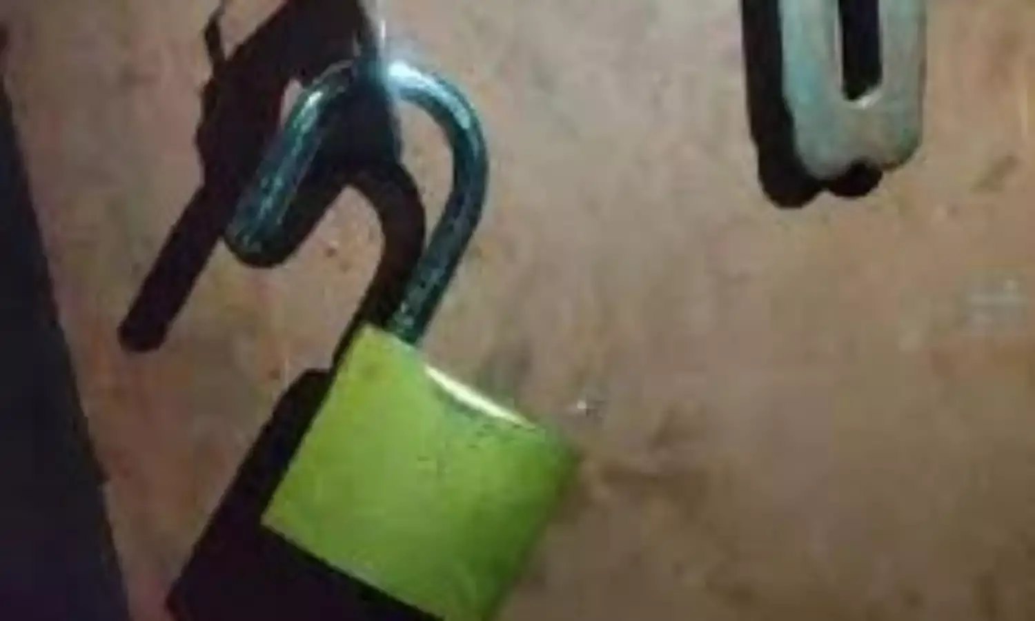 मकान का ताला तोड़कर माल उड़ा ले गए चोर