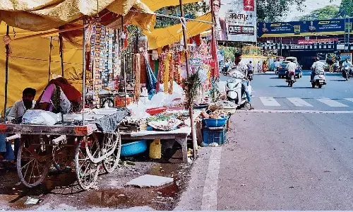 सिर्फ वीआईपी के आने पर ही हटती हैं दुकानें सिर्फ वीआईपी के आने पर ही हटती हैं दुकानें