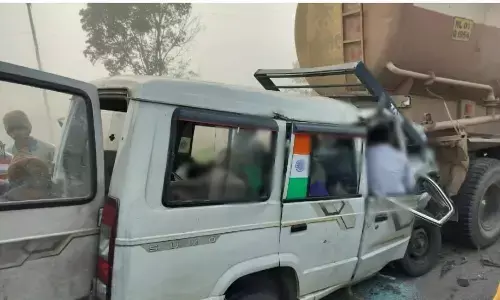 कर्नाटक में खड़े ट्रक में एसयूवी घुसी, 13 की मौत कर्नाटक में खड़े ट्रक में एसयूवी घुसी, 13 की मौत