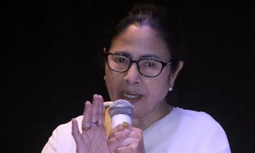 उत्सव के बीच केंद्रीय एजेंसियों की छापेमारी खराब राजनीतिक संस्कृति दर्शाती है: ममता बनर्जी