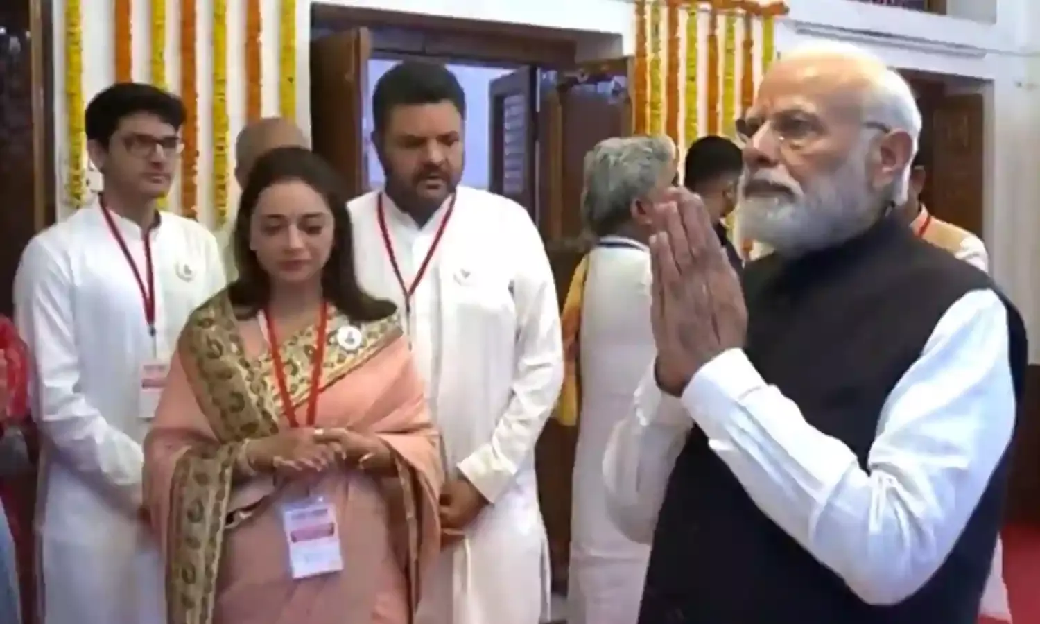 चित्रकूट में प्रधानमंत्री नरेंद्र मोदी ने अरविंद भाई पर जारी किया डाक टिकट