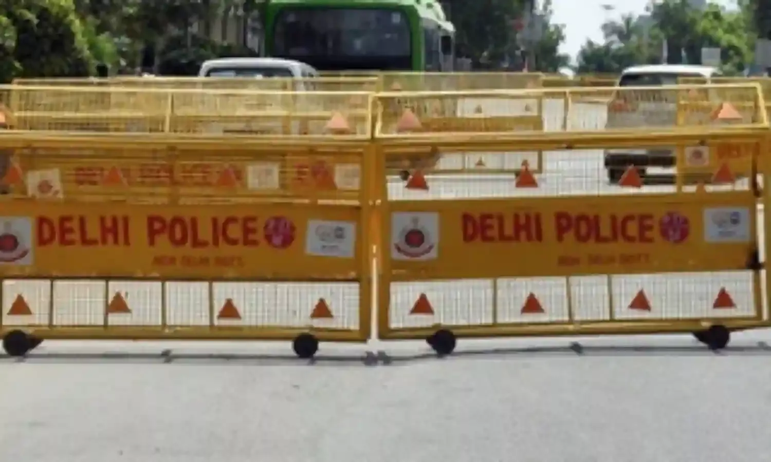 तेज रफ्तार एसयूवी पुलिस बैरिकेड्स से टकराई, पुलिसकर्मी घायल