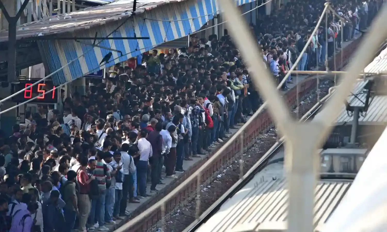 मुंबई में पश्चिम रेलवे की 256 लोकल सेवाएं रहेंगी रद्द, घर से निकलने के पहले देख लें सूची