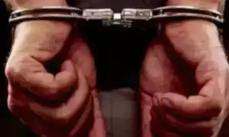 युवती की हत्या में वांछित आरोपी पुलिस मुठभेड़ में गिरफ्तार