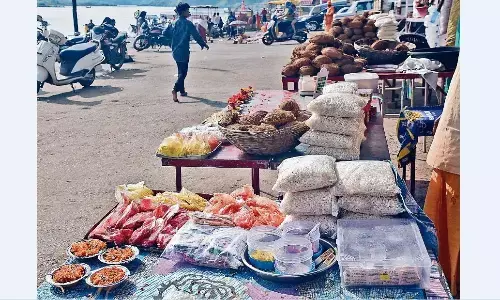 कागजों तक सीमित है प्रतिबंध, नर्मदा तटों पर धड़ल्ले से इस्तेमाल हो रही घातक पॉलीथिन कागजों तक सीमित है प्रतिबंध, नर्मदा तटों पर धड़ल्ले से इस्तेमाल हो रही घातक पॉलीथिन