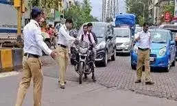 ई रिक्शा चालक ने यातायात पुलिस पर लगाए गंभीर आरोप