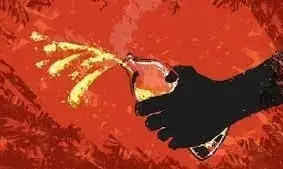 कर्नाटक में छात्रा पर तेजाब फेंकने के आरोप में हेडमास्टर निलंबित कर्नाटक में छात्रा पर तेजाब फेंकने के आरोप में हेडमास्टर निलंबित