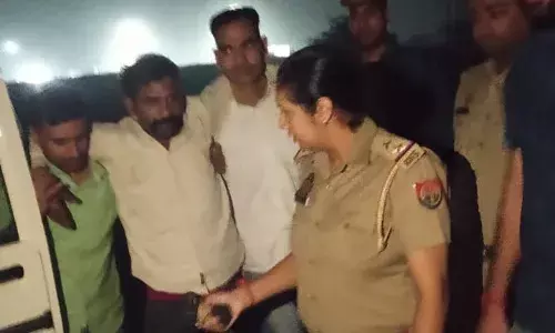 नोएडा में लूट के मामले में वांछित दो बदमाश पुलिस मुठभेड़ में गिरफ्तार
