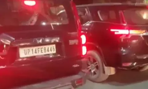 रील बनाने के लिए युवक ने चलती कार पर किया स्टंट, दो कारों के बीच खड़ा हुआ युवक, पुलिस कर रही तलाश