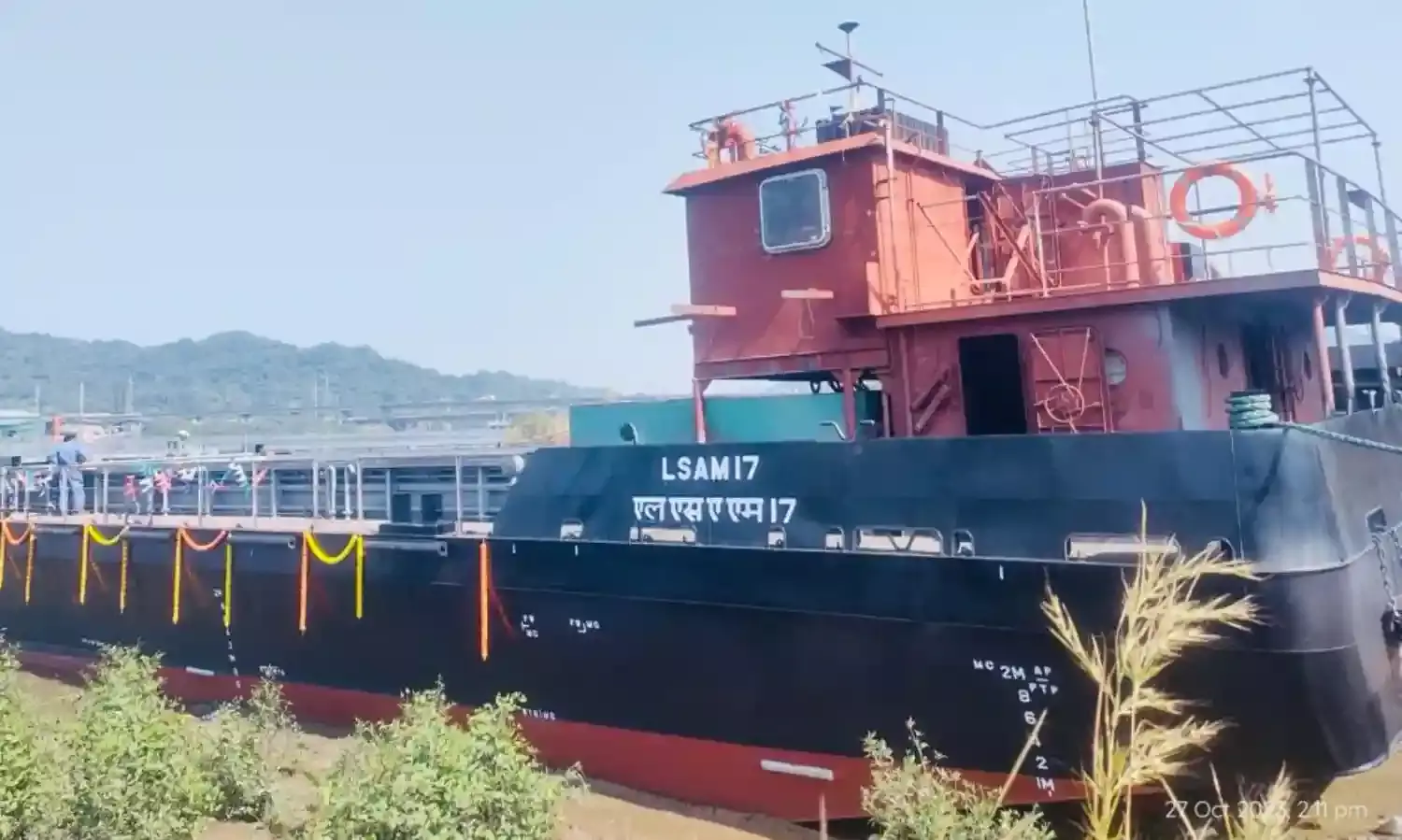 नौसेना को मिली गोला बारूद, टॉरपीडो और मिसाइल से लैस बार्ज नौका