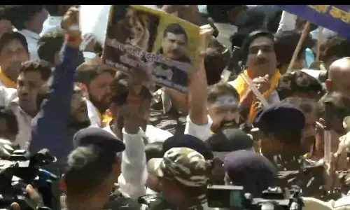 संजय सिंह की गिरफ्तारी के खिलाफ आप का प्रदर्शन, रिहाई की मांग