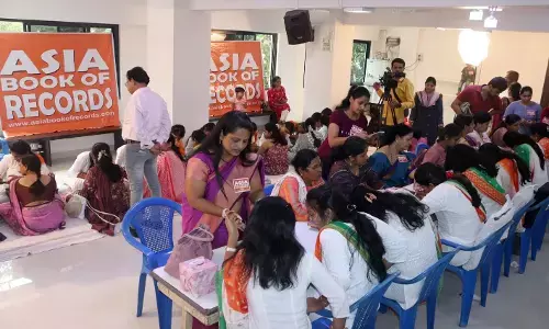 12 घंटे में 1644 महिलाओं के 2632 हाथों पर मेहंदी रचाने का रिकॉर्ड 12 घंटे में 1644 महिलाओं के 2632 हाथों पर मेहंदी रचाने का रिकॉर्ड