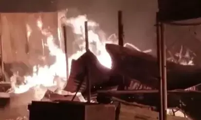 फिरोजाबाद के काठ बाजार में लगी आग, 24 दुकानें जलकर खाक फिरोजाबाद के काठ बाजार में लगी आग, 24 दुकानें जलकर खाक