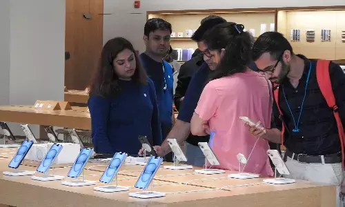 एंड्रॉइड यूजर्स की तुलना में आईफोन यूजर्स लंबे समय तक करते हैं एक स्मार्टफोन का इस्तेमाल