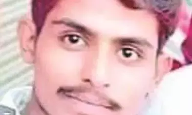 वाहन की टक्कर से हेलमेट के परखच्चे उड़े, चालक की मौत