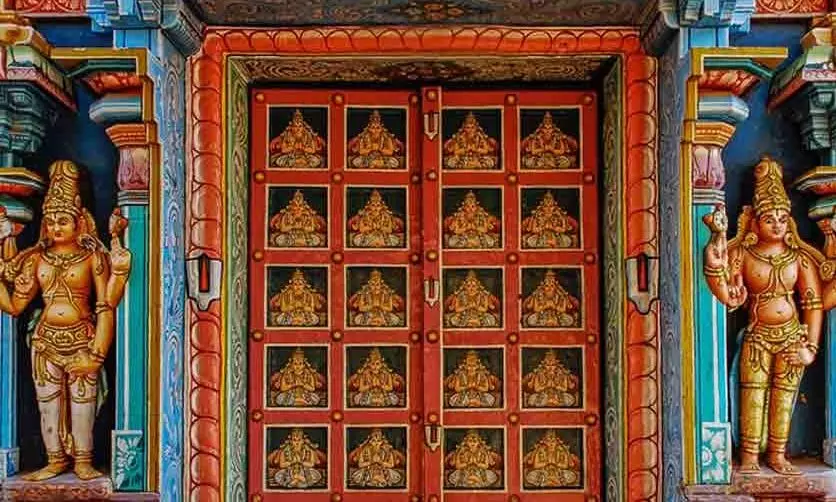 चंद्रग्रहण शुरू होने से 9 घंटे पहले सूतक काल शुरू होने के चलते मंदिरों के कपाट बंद रहे चंद्रग्रहण शुरू होने से 9 घंटे पहले सूतक काल शुरू होने के चलते मंदिरों के कपाट बंद रहे