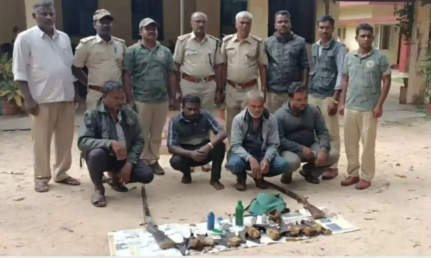 मांस के लिए चमगादड़ों को मारने के आरोप में चार गिरफ्तार