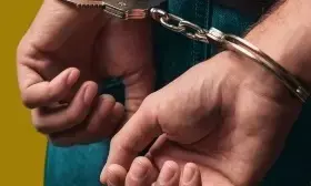 रुद्रप्रयाग में पुलिस ने एक नशा तस्कर को किया गिरफ्तार, पिकअप वाहन से 5 लाख रुपये की अवैध शराब की बरामद