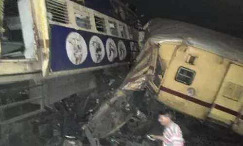 आंध्र प्रदेश में दो ट्रेनों की टक्कर में मरने वालों की संख्या बढ़कर 14 आंध्र प्रदेश में दो ट्रेनों की टक्कर में मरने वालों की संख्या बढ़कर 14