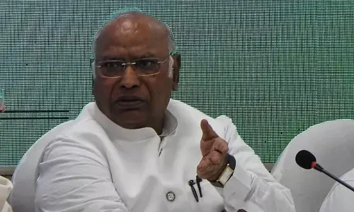 केसीआर ने तेलंगाना को कर्ज के जाल में धकेला : मल्लिकार्जुन खड़गे केसीआर ने तेलंगाना को कर्ज के जाल में धकेला : मल्लिकार्जुन खड़गे