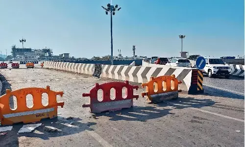 फ्लाईओवर के ऊपर बन रही दुर्घटना की नौबत डायवर्सन प्वाॅइंट लगाए लेकिन संकेतक नहीं फ्लाईओवर के ऊपर बन रही दुर्घटना की नौबत डायवर्सन प्वाॅइंट लगाए लेकिन संकेतक नहीं