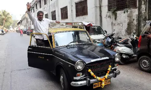 मुंबई की सड़कों पर प्रीमियर पद्मिनी टैक्सी का आखिरी सफर