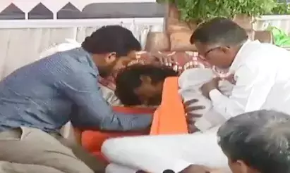 जारांगे-पाटिल गिरे, उठकर सरकार को कोसा, और फिर थोड़ा पानी पीया