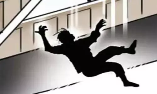 17 वर्षीय युवक छत से गिरा, हुई मौत, ईयरफोन लगाकर टहल रहा था सुबह