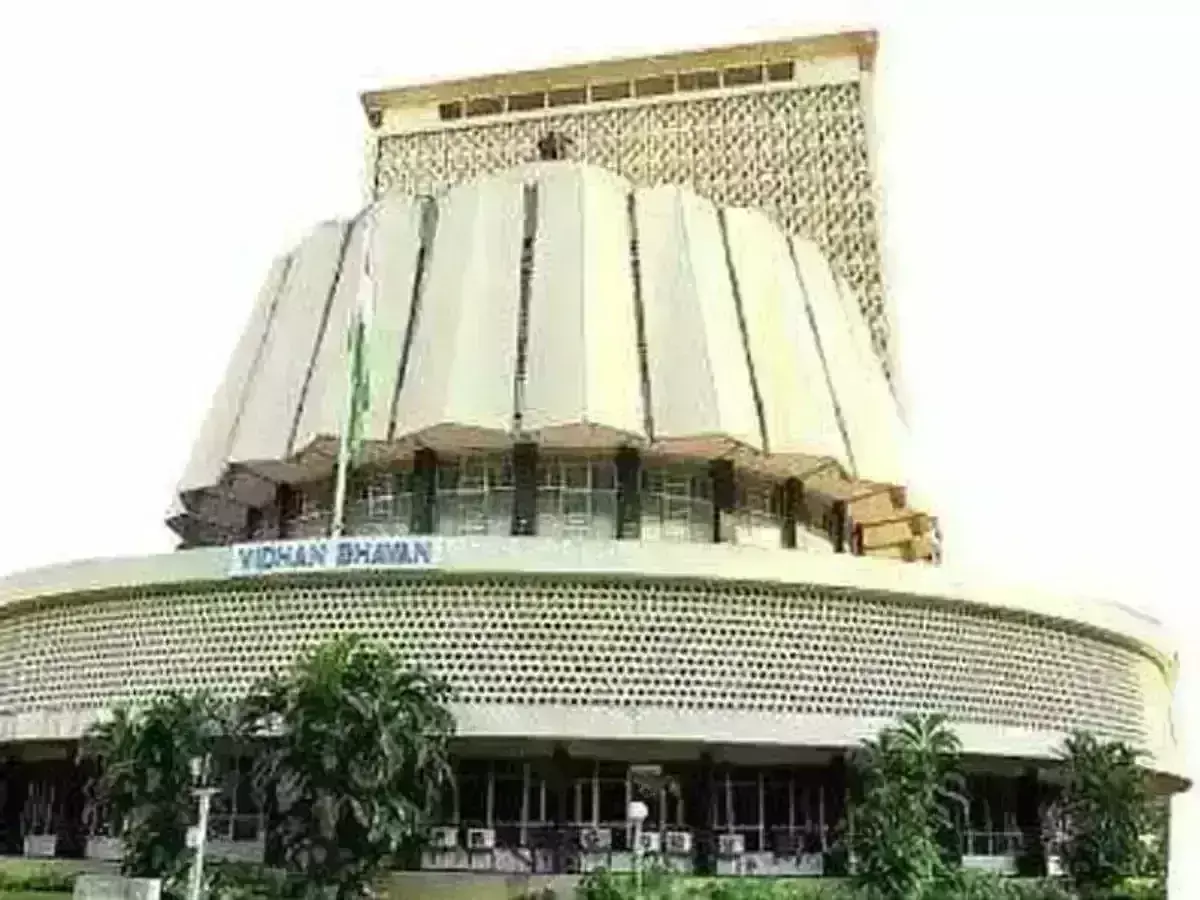 विधानपरिषद में लगातार खाली हो रही कुर्सी