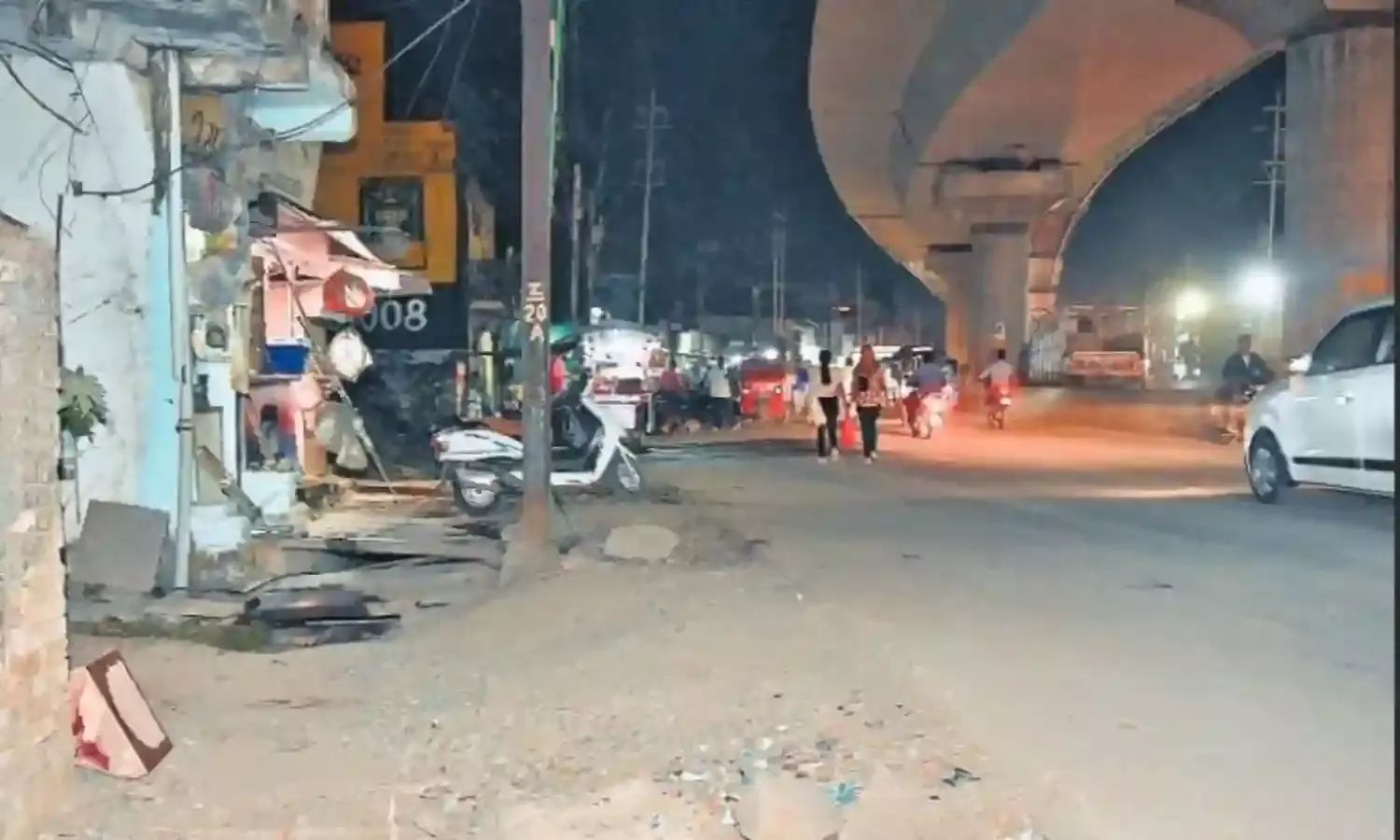 12 करोड़ से बन रहा फुटपाथ ढाई साल में केवल डेढ़ किलोमीटर बना