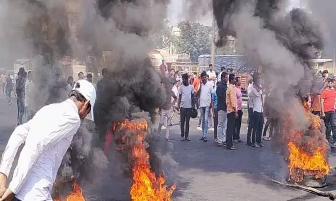 पुणे- बेंगलुरु हाईवे पर टायर जलाकर ट्रैफिक रोका, मराठा आरक्षण को मिला मुस्लिम समुदाय का समर्थन, पिंपरी चिंचवड़ में सरकार का श्राद्ध