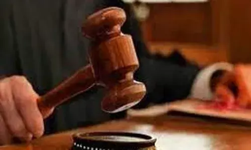 दत्तक दिए बेटे को फिर पाने के लिए हाई कोर्ट पहुंचे माता-पिता