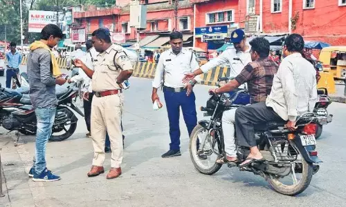 वाहन चैकिंग में उलझी पुलिस, जाम लगाने वाले तिपहियों पर कोई नहीं दे रहा ध्यान वाहन चैकिंग में उलझी पुलिस, जाम लगाने वाले तिपहियों पर कोई नहीं दे रहा ध्यान