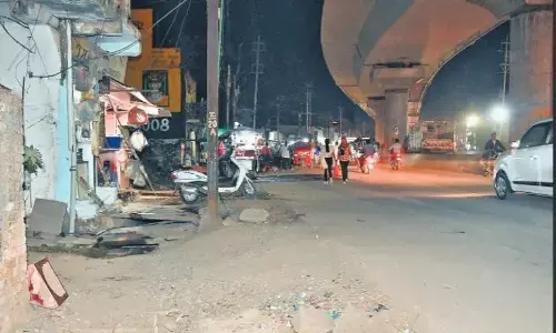 12 करोड़ से बन रहा फुटपाथ ढाई साल में केवल डेढ़ किलोमीटर बना 12 करोड़ से बन रहा फुटपाथ ढाई साल में केवल डेढ़ किलोमीटर बना