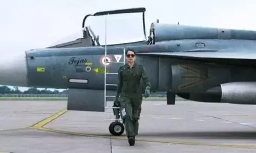 कंगना रनौत की फिल्म तेजस का बॉक्स ऑफिस पर हुआ बुरा हाल, नहीं बिकी टिकट तो कैंसल करने पड़े शोज कंगना रनौत की फिल्म तेजस का बॉक्स ऑफिस पर हुआ बुरा हाल, नहीं बिकी टिकट तो कैंसल करने पड़े शोज